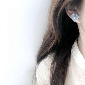 Boucles d'oreilles clous en argent pur, tendance et élégantes, avec perles d'eau douce bleues à couleur inaltérable, inspirées de la fleur de thé huileux - Product Image 4
