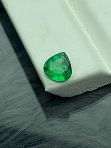 Esmeralda de Rajastán de Corte Corazón, 1.45 Quilates, Calidad AAA+, Natural, Sin Tratar, Verde Intenso, Certificada por IGI, STARSGEM, para Joyería - Product Image 3
