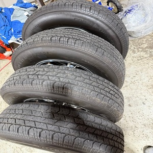 Pneus Premium 225/75/15 avec une construction de bande de roulement robuste, excellent contact avec la route, virages stables et performances confortables - Product Image 6