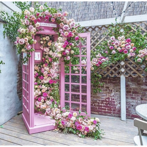 Cabine téléphonique rose de style britannique décorée de fleurs - Product Image 1