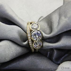 Anillo de compromiso y boda de lujo vintage con tres moissanitas talladas, engaste de garra, plata de ley 925 chapada en oro amarillo - Product Image 3