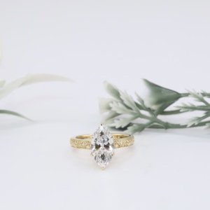 Bague de fiançailles vintage en or jaune avec diamant de laboratoire taille marquise, gravée à la main, motif floral en spirale, panneau en forme de panier de tulipes, bijoux fins - Product Image 1