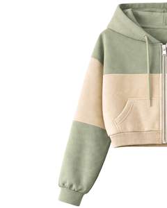 Ensemble décontracté deux pièces pour femme, vert sauge et beige, avec crop top zippé à capuche et short cargo à poches, en polyester et coton, vente en gros - Product Image 4