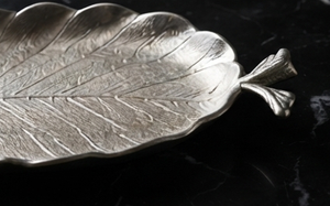 Plateau de service en métal en forme de feuille, finition argentée avec texture veineuse détaillée, vaisselle de luxe pour la maison et le salon - Product Image 4