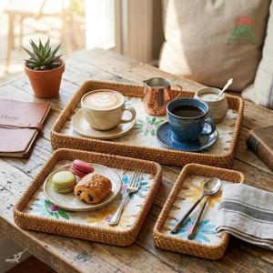 Plateau rectangulaire en rotin tressé à la main Nhat Minh avec incrustation de coquillages et motif floral pour la table - Product Image 5