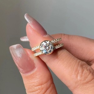 Élégante bague de fiançailles à double bande avec diamant de laboratoire rond de 2 carats, en or jaune 14 carats, bijoux de mariée pour femme - Product Image 1