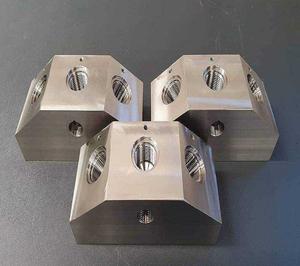 Pièces de plaque industrielle en acier inoxydable usinées avec précision par CNC RMV International, fraisage 5 axes, usinage VMC, électroérosion à fil - Product Image 1