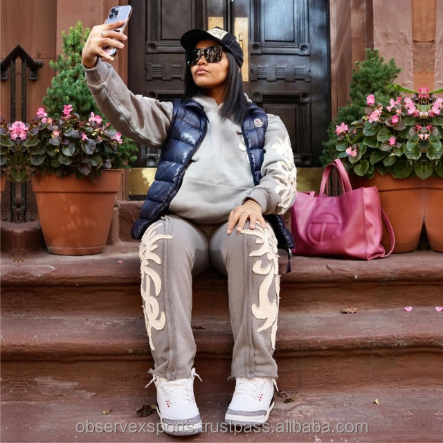 สีเทาเข้ม