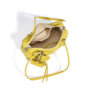 Bolso de Hombro Amarillo de PU con Decoración de Remaches, Dos Asas, Patrón Lichee, Estilo Minimalista, para Uso Diario en Todas las Estaciones - Product Image 4