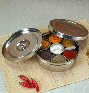Boîte à épices en laiton brillant avec couvercle gravé et cuillère, en métal, pour masala, disponible à prix abordable - Product Image 5
