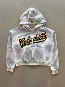 Hoodie court zippé personnalisé pour femme, style universitaire, avec lettres brodées, appliquées et bords bruts, streetwear premium - Product Image 1
