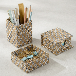 Ensemble d'organisateurs de bureau multi-usages à double niveau en bois imprimé à la main Ridhi, 3 porte-stylos, plateau pour pinces à papier, boîte à mémos, rose - Product Image 1