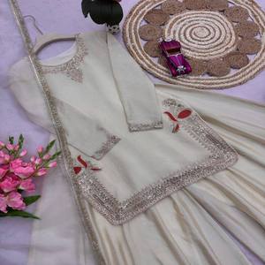 VASTRA COTTAGE Haut en soie chinon lourde brodé de sequins avec pantalon palazzo assorti et dupatta en soie organza à bordure en dentelle - Product Image 5