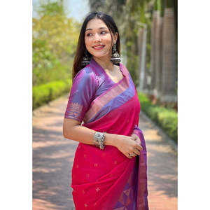 Sari de Seda Suave Rosa Intenso con Bordado Floral y Zari, Vestidos de Noche Elegantes con Contraste Tejido - Product Image 2