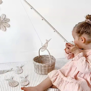 Este juego de pesca para niños está hecho de ratán natural y incluye una caña de pescar, 5 peces y un cesto para pescar. - Product Image 2