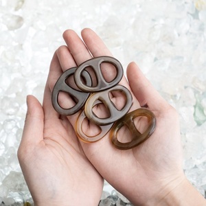 Anillo para Bufanda Ecológico de Cuerno de Búfalo con Acabado Pulido, Sujeción Segura y Elegancia Suave para Bufandas - Regalo de Año Nuevo y Halloween - Product Image 1