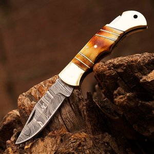 Couteau de poche pliant à lame droite en acier Damas de qualité industrielle, avec manche en os de chameau et laiton – Indispensable pour les activités de plein air - Product Image 1