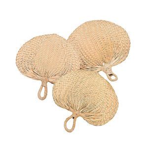 Éventail artisanal en feuilles de palmier du Vietnam, tissé à la main, pour la décoration hôtelière, les programmes culturels et les magasins de détail - Product Image 1