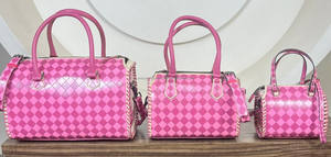 Bolsos cruzados de cuero hechos a mano para mujer, con diseño a cuadros, de gran capacidad, estilo diseñador, para uso diario y viajes. - Product Image 4