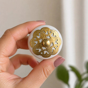 Poignée de meuble ronde en céramique blanche SHUBHAM, bouton décoratif pour tiroir de cuisine ou armoire - Product Image 1