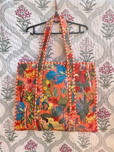 Bolso tote acolchado de algodón naranja premium con estampado floral hecho a mano, bolso de mano abierto informal para compras y viajes para mujer - Product Image 2