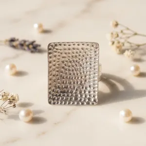 Anillo de Plata de Ley 925 con Acabado Martillado, Hecho a Mano, Diseño Geométrico Contemporáneo, Joyería Artesanal para Mujer - Product Image 3