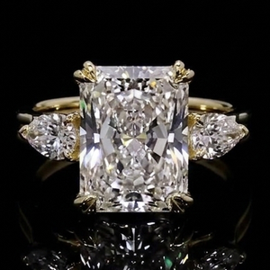 Anillo de Compromiso de Oro de 18K con Tres Diamantes Cultivados en Laboratorio de Corte Ovalado Color E VVS1 y Piedras Laterales para Mujer, Certificado IGI - Product Image 4