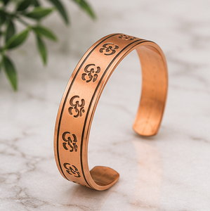 ทำด้วยมือสัญลักษณ์ OM กำไลข้อมือทองแดงแท้สลักลายนูนการออกแบบที่สวยงามเครื่องประดับของขวัญ - Product Image 1