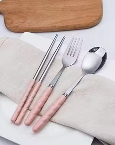 Juego de Cubiertos de Acero Inoxidable Martillado con Acabado Mate, Apto para Lavavajillas, Diseño Minimalista para Bodas - Product Image 2