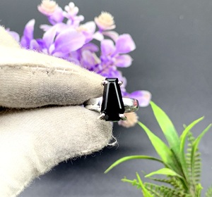 Anillo de Plata de Ley 925 Hecho a Mano con Ónix Negro Natural Exquisito, Engaste de Bisel con Puntas, Forma de Ataúd 8x14mm, Precio de Fabricación - Product Image 1