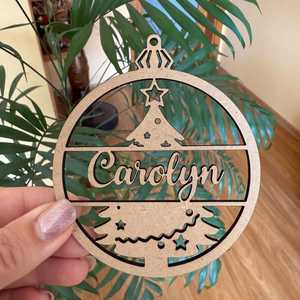 Ornement de Noël en bois personnalisé, découpe laser, design circulaire avec nom et scène personnalisée pour la décoration des fêtes - Product Image 3