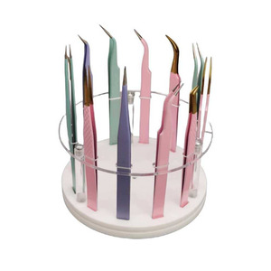 Organizador de exhibición transparente con diseño moderno y compartimentos prácticos para exhibir pinzas profesionales. - Product Image 1