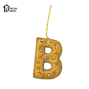 Ornements de Noël en velours faits à la main avec lettres dorées Zardosi, initiales perlées à la main, décoration suspendue - Product Image 1