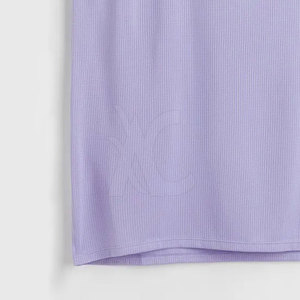 Camiseta sin mangas de tela de algodón suave para hombre, diseñada para un uso cómodo en verano, entrenamiento, fitness y estilo de vida informal. - Product Image 6