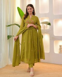 Ensemble coordonné élégant en coton avec de riches broderies sur les manches du kurti et le dupatta - Product Image 4