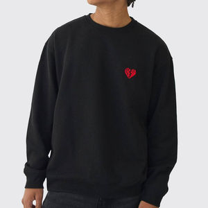 Sudadera de Hombre Negra Básica de Alta Calidad Sostenible, Cuello Redondo, Diseño de Corazón Roto, Personalizable, Mezcla de Algodón - Product Image 1