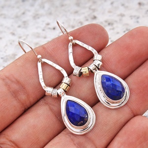 ต่างหูห้อยทรงหยดน้ำทำจากลาพิส ลาซูลีธรรมชาติ เงินแท้ 925 ประดับทอง 18K สำหรับผู้หญิง ขายส่งจากผู้ผลิตเครื่องประดับ - Product Image 3