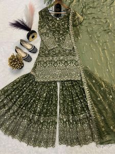 Tenue de mariée et de soirée en soie Fandy avec broderie à sequins, comprenant un haut richement orné, un sharara plazzo et un dupatta richement brodé, prêt-à-porter. - Product Image 6