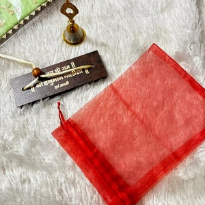 Ensemble cadeau artisanal en bois de Hanuman Chalisa avec cloche sacrée et pochette traditionnelle rouge Potli, souvenir spirituel pour la décoration de Puja - Product Image 1