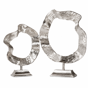 Sculpture en métal d'aluminium abstraite moderne de luxe avec finition argentée martelée, forme organique irrégulière, décoration de table faite à la main - Product Image 1