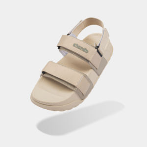 Sandalias Planas Casuales con Punta Abierta y Tiras Cruzadas, Forro de EVA de Secado Rápido, Beige con Logotipo Serigrafiado en Verde Oliva SHONDO - Product Image 1