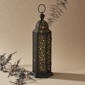 Elegante Linterna Metálica Hexagonal Marroquí con Patrón Calado para Decoración Navideña del Hogar - Product Image 4