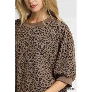 Umgee Sweat-shirt surdimensionné à col rond imprimé léopard pour femme, couleur MUSHROOM, taille S - Product Image 1