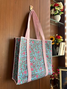Bolso Tote de Algodón Hecho a Mano Ecológico para Uso Diario, Verde con Estampado de Bloques Rosa, Acolchado, para Viaje, Compras, con Cierre de Cremallera, Estilo Moderno - Product Image 3