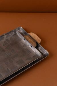 Bandeja Decorativa Rectangular Dorada Artesanal con Textura Martillada y Patrón Geométrico, Plato de Servir Moderno y Lujoso para Mesa - Product Image 2