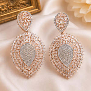 Boucles d'oreilles pendantes en or rose plaqué or avec breloque perle pour femme - Style ethnique religieux classique - Product Image 1