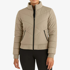 Chaqueta acolchada transpirable con logotipo personalizado OEM para mujer, chaqueta acolchada beige, ropa de abrigo elegante para invierno con bolsillos con cremallera. - Product Image 1