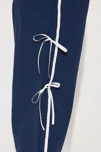 Pantalon large imperméable en nylon bleu marine avec taille élastique, détail nœud latéral et rayures contrastées pour femme - Fournisseur OEM - Product Image 3