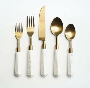 Ensemble de couverts en acier inoxydable poli or avec manches en céramique et résine, élégants pour mariages et dîners de luxe - Product Image 1