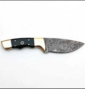 Couteau utilitaire artisanal en acier Damas, manche en corne noire, poinçon en laiton, outil de mosaïque - Product Image 1